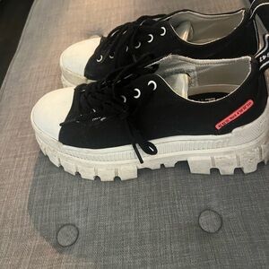 Palladium platform sneakers
Size 7
Excellent condition